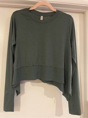 Zenana Long-Sleeve Cropped Athletic Top with High-Low Raw Hem - Small